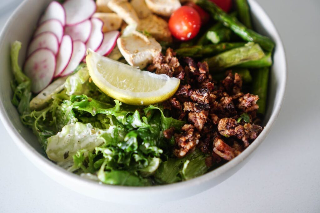 Bowl di insalata light con pollo