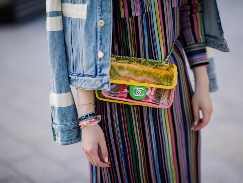 Fashionista porta una belt bag in pvc per le strade di Düsseldorf.