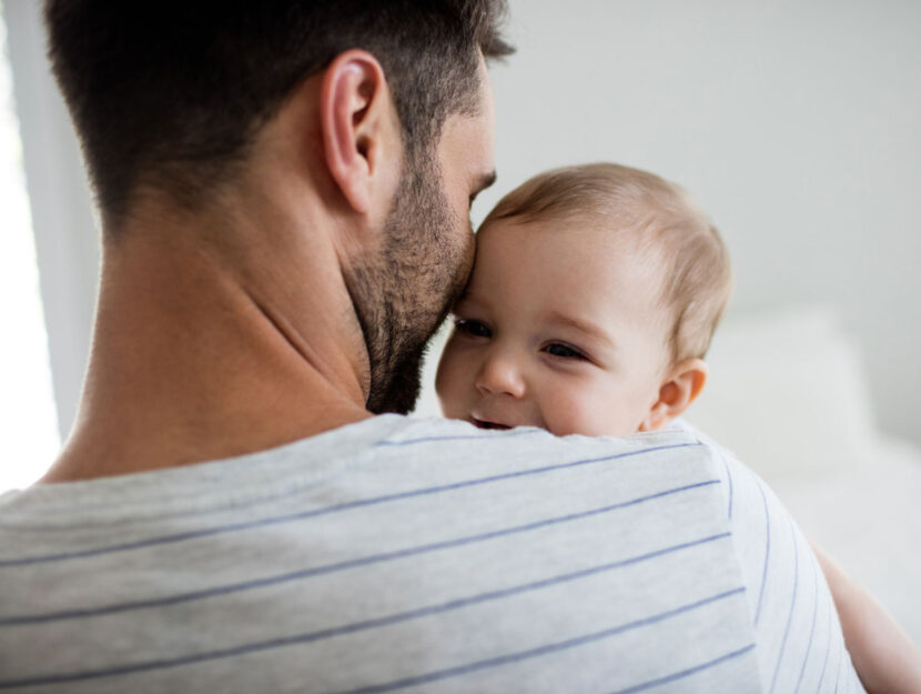 Padre bambino piccolo in braccio