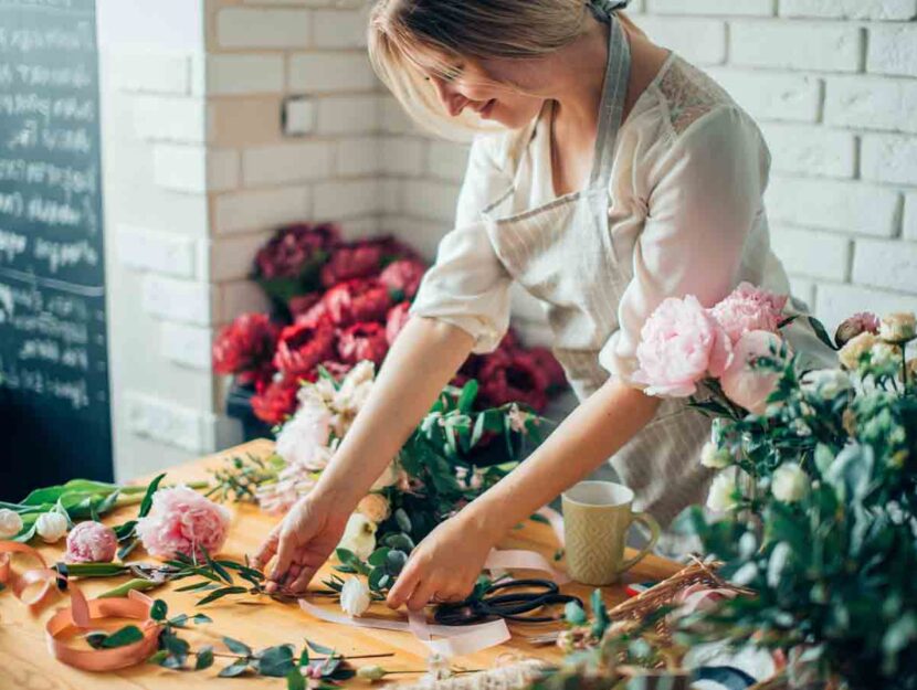 Ragazza fioraia negozio fiori