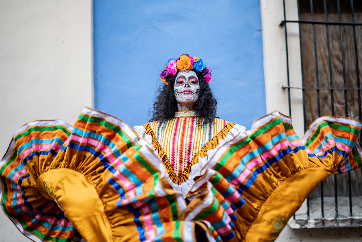 bella donna vestita per la notte di carnevale. donna sorridente