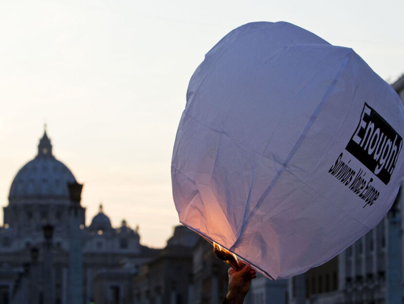 La manifestazione contro gli abusi sessuali da parte dei preti pedofili organizzata dall'associazione americana Survivors Voice, oggi 29 ottobre 2011 davanti al Vaticano, a Roma