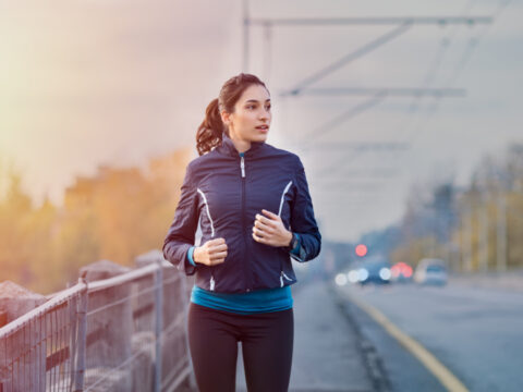 Camminare al freddo fa bene: 5 buoni motivi per farlo anche in inverno