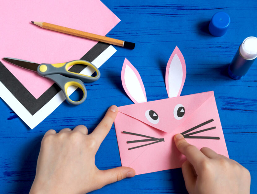 Lavoretti di Pasqua in cartoncino: bustina coniglietto