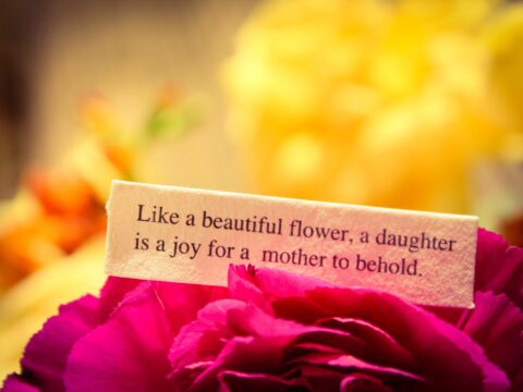 Frasi per la Festa della Mamma 2020: brevi e divertenti per gli auguri