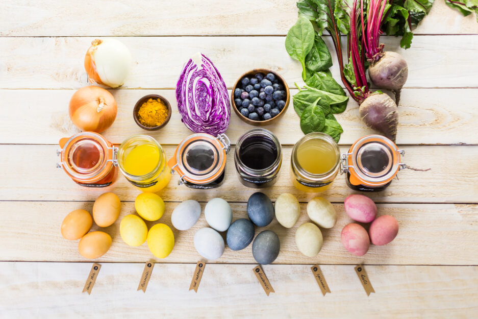 Ingredienti naturali per colorare le uova di Pasqua