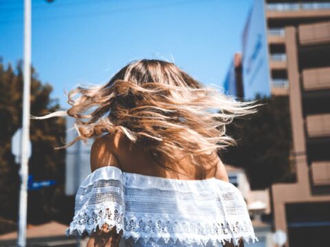 Come prendersi cura dei capelli in estate