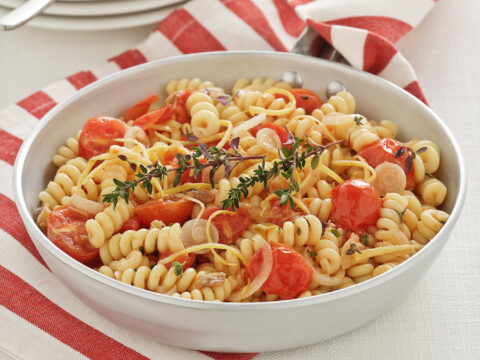 Padellata di pasta con limone e acciughe