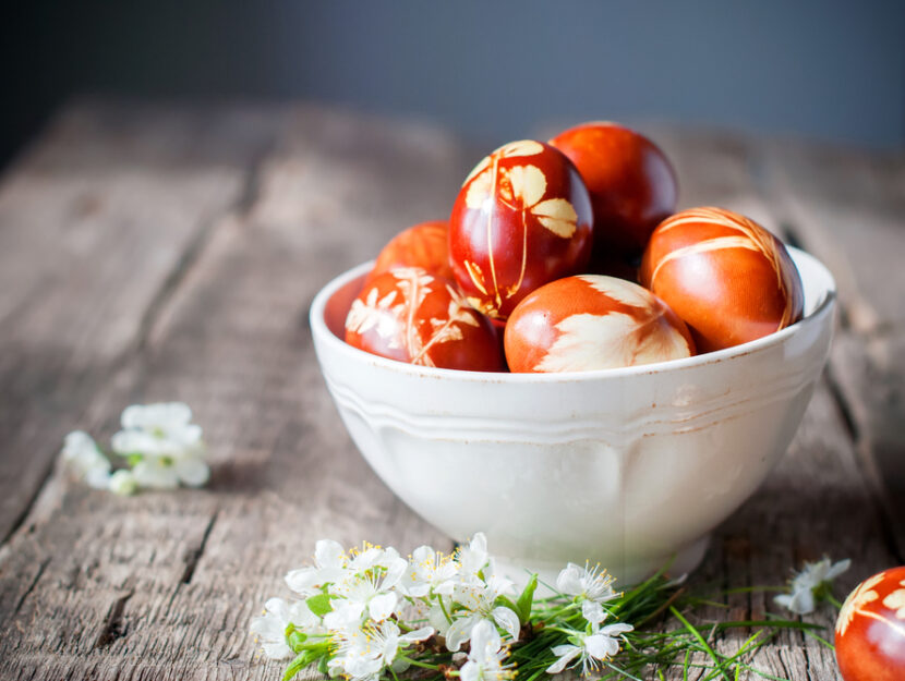 Uova di Pasqua decorate con i fiori veri