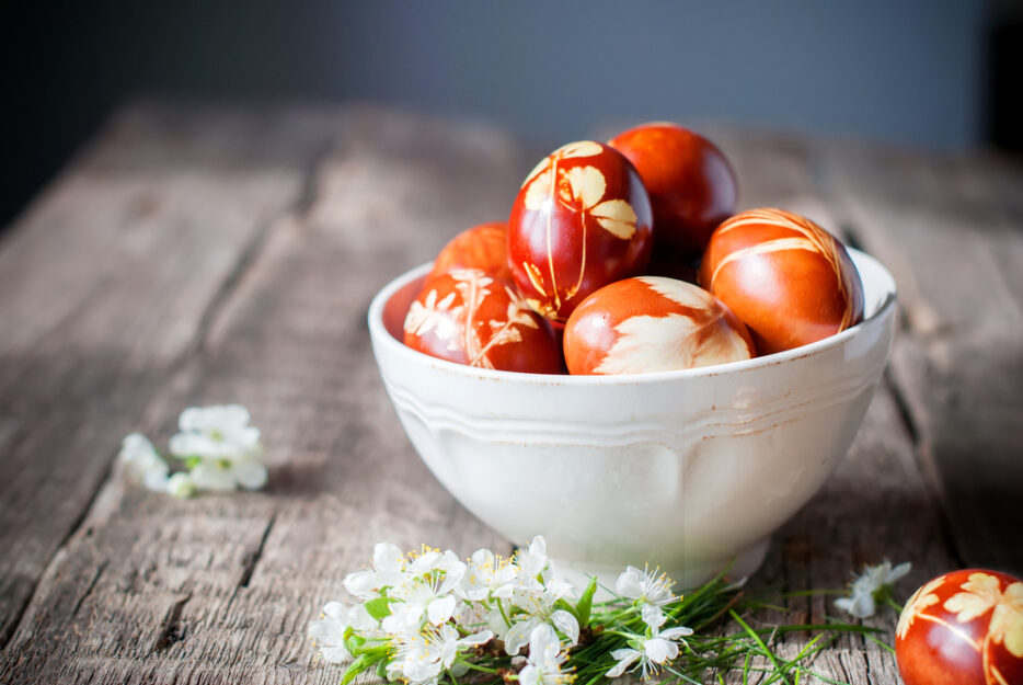 Uova di Pasqua decorate con i fiori veri