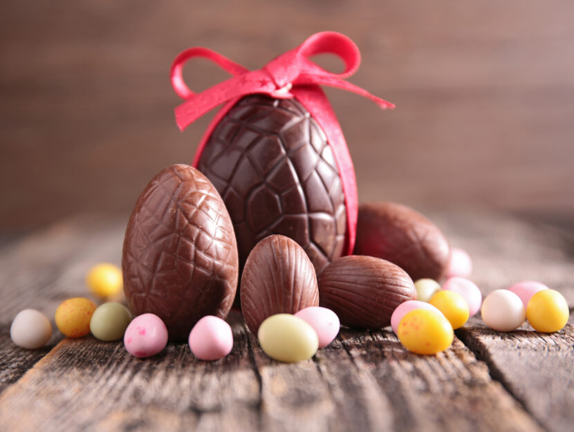 Uova di Pasqua di cioccolata decorate