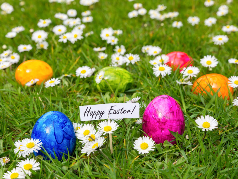 Uova di Pasqua marmorizzate di colori diversi