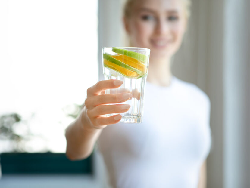 Acqua e limone, il detox che sgonfia e drena