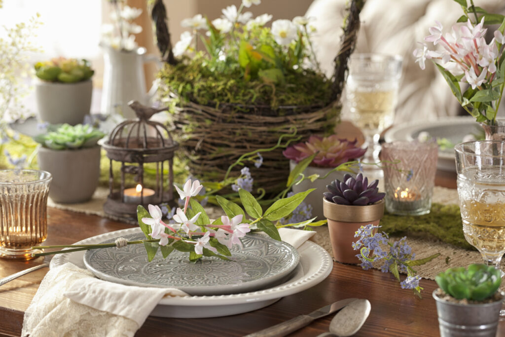 tavolo da pranzo con cesto di fiori di primavera