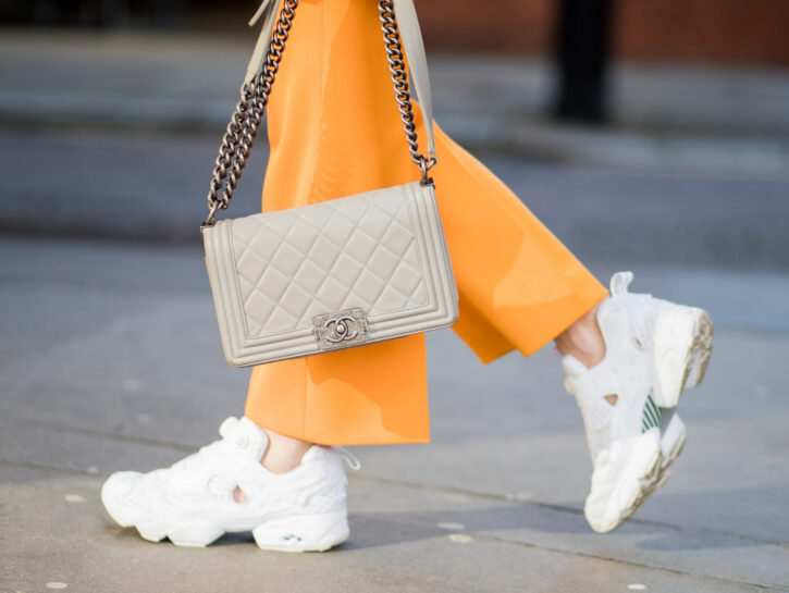 Un paio di sneakers e il look si fa casual-chic: ecco i modelli da avere assolutamente