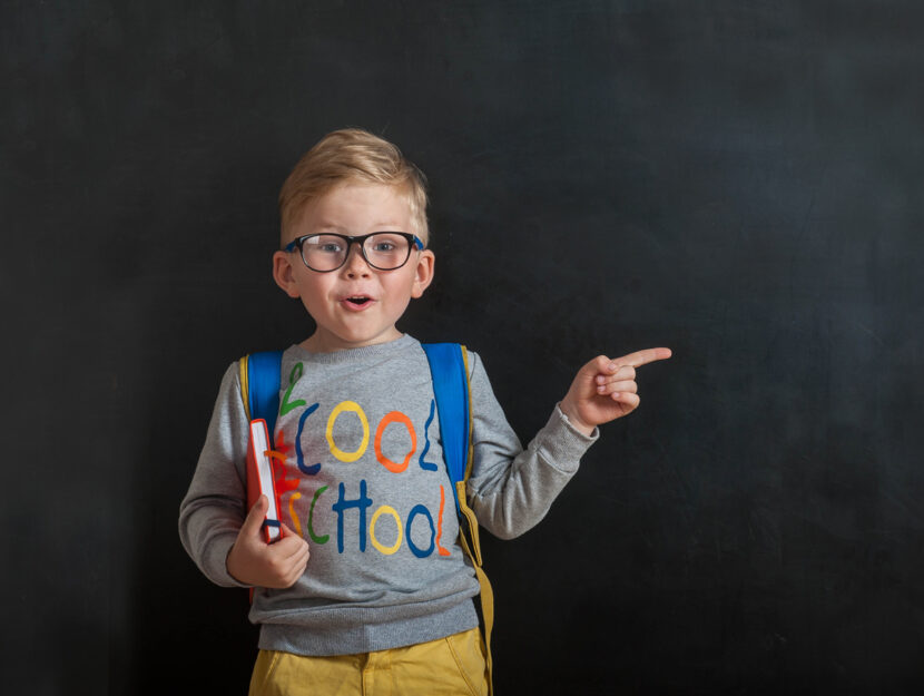 Bambino scuola libri occhiali