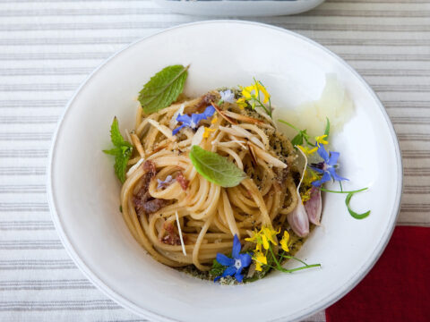 Come cucinare erbe spontanee commestibili e fiori eduli
