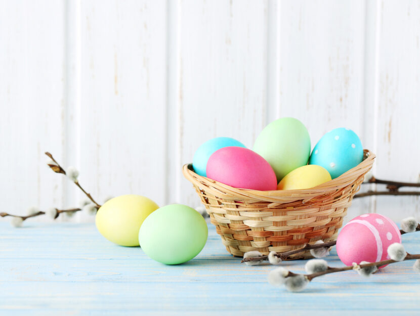 Decorazioni per la tavola con le uova di Pasqua