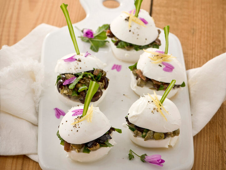 Mozzarelle con erbe spontanee e fiori eduli
