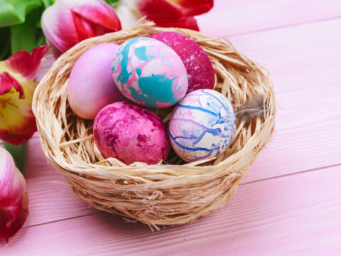 Colorare le uova di Pasqua con ingredienti naturali
