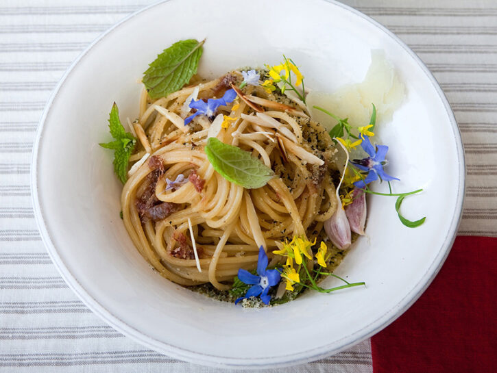 Pasta con erbe spontanee e fiori eduli