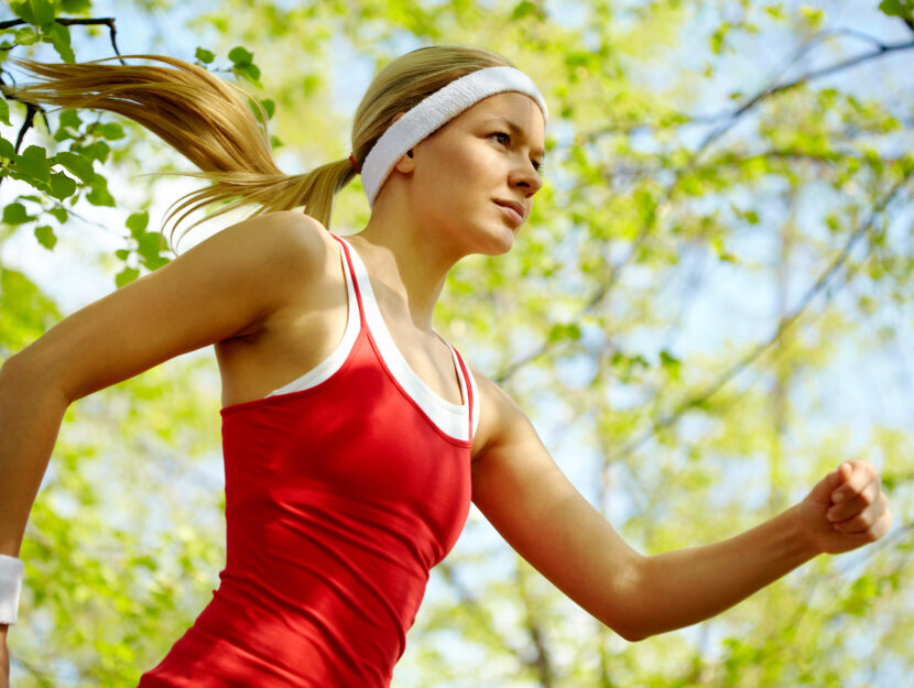 Ragazza bionda corre nel bosco