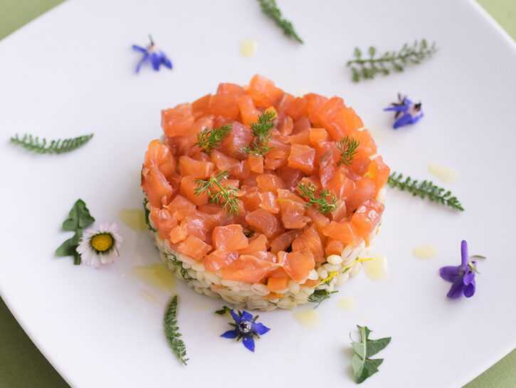 Tartare con erbe spontanee e fiori edibili