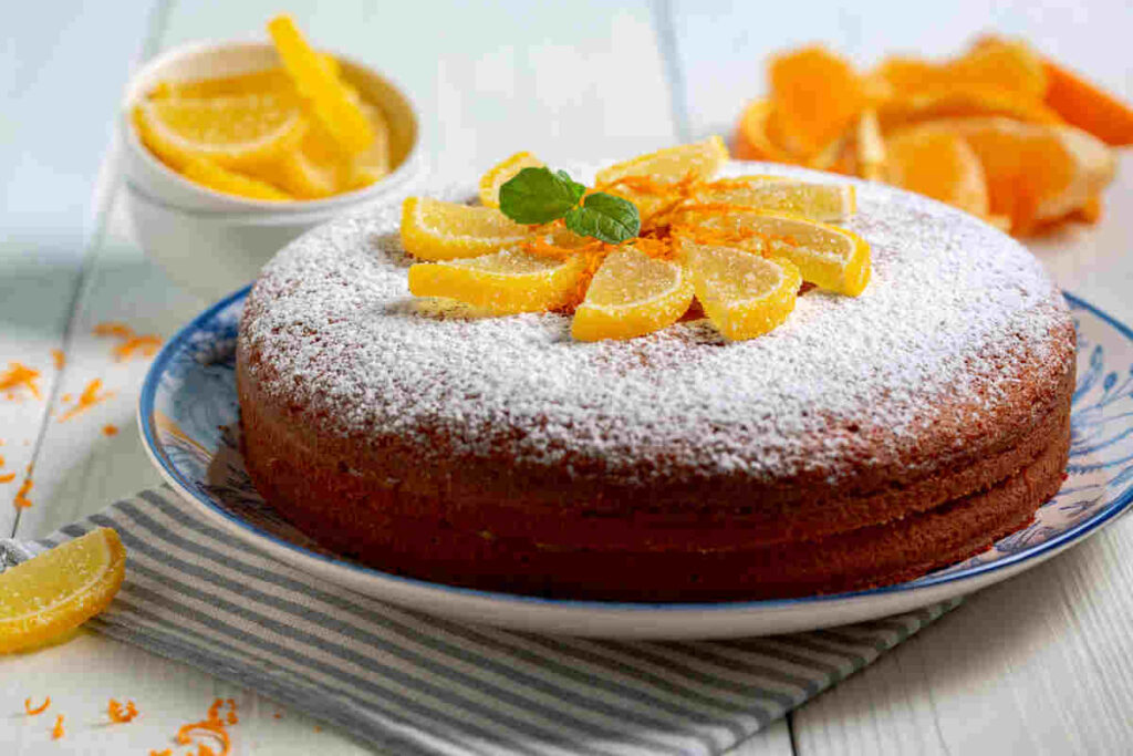 Torta con fette di arancia sopra su piatto