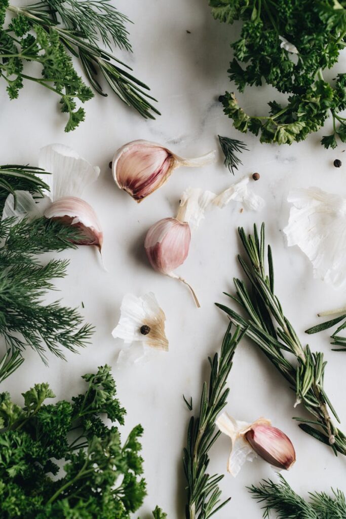erbe aromatiche con spicchi di aglio