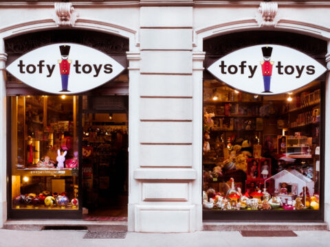Tofy Toys: lo storico negozio di giochi milanese dove l’infanzia non ha età