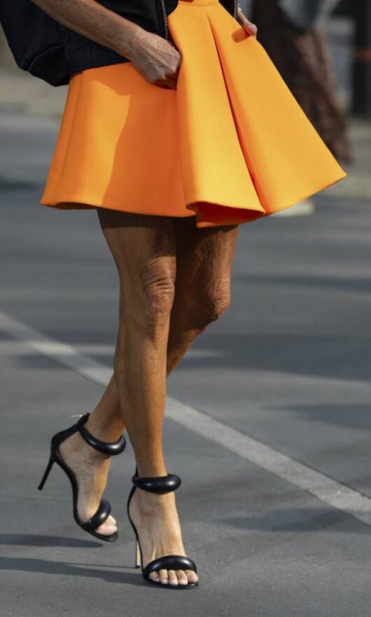Sandali neri: 5 idee moda per abbinarli a perfezione
