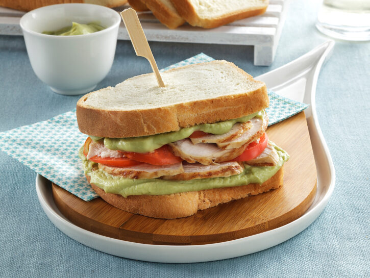 Avocado toast con pollo grigliato