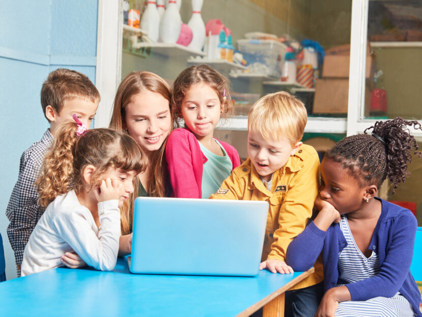 Bambini in classe asilo maestra