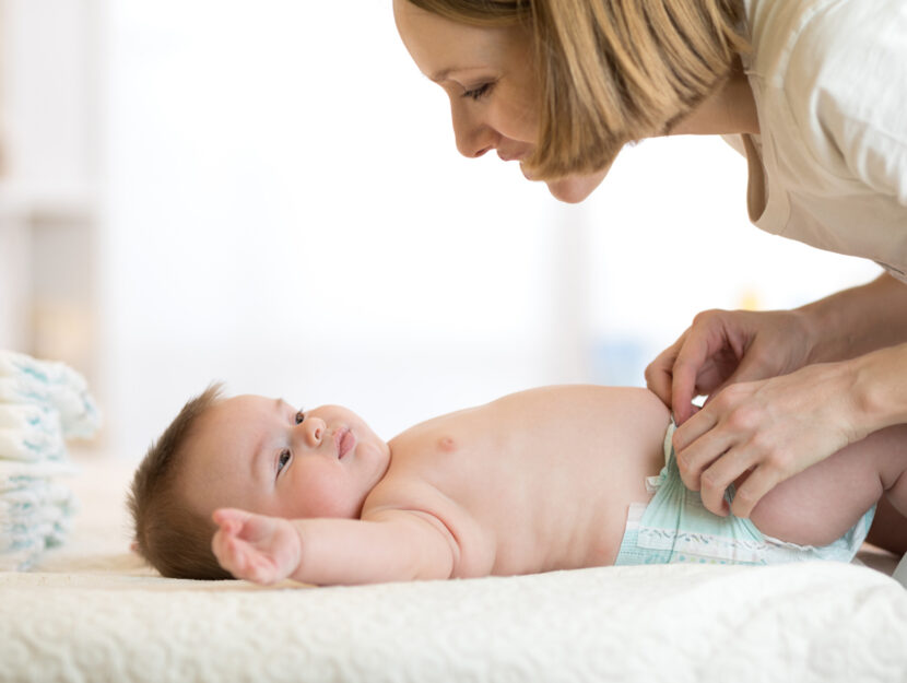 Cambio pannolino mamma neonato