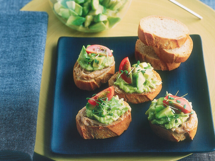 Crostini all'avocado con burro di acciughe