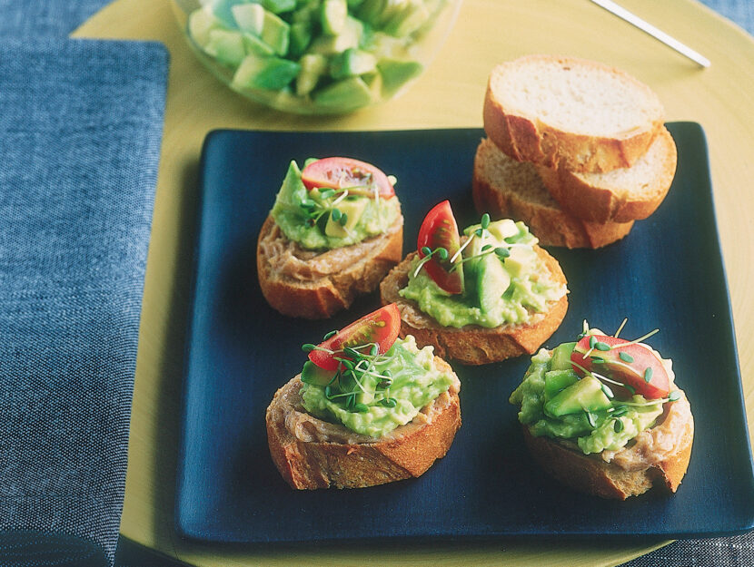 Crostini all’avocado con burro di acciughe