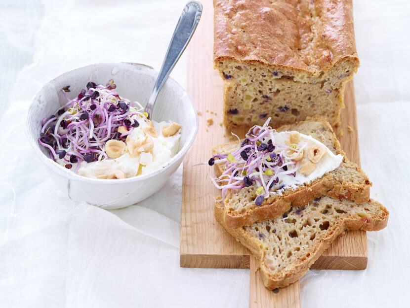 Pane integrale con germogli viola