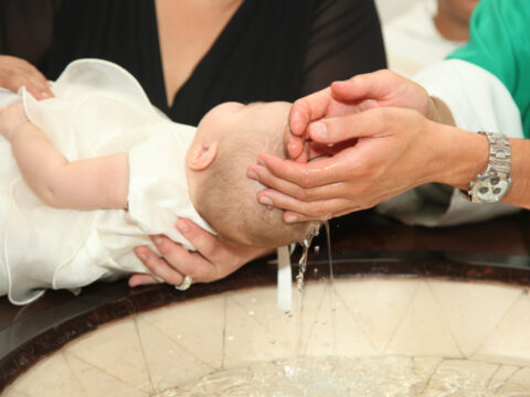 Frasi per il Battesimo: auguri da madrina, padrino e nonni