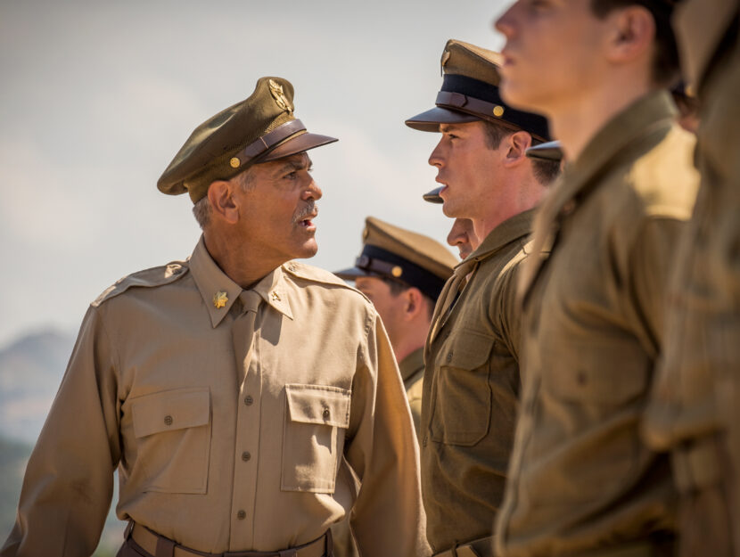 Sopra, George Clooney in "Catch-22", dove interpreta un militare americano.