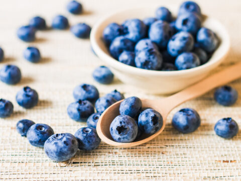 Mirtillo superfood: 5 proprietà per occhi, cuore, memoria