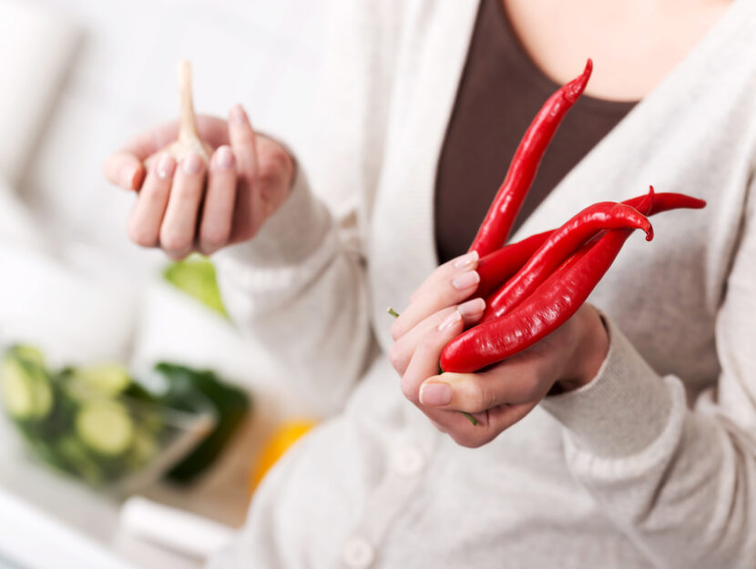 Peperoncino aglio donna in cucina