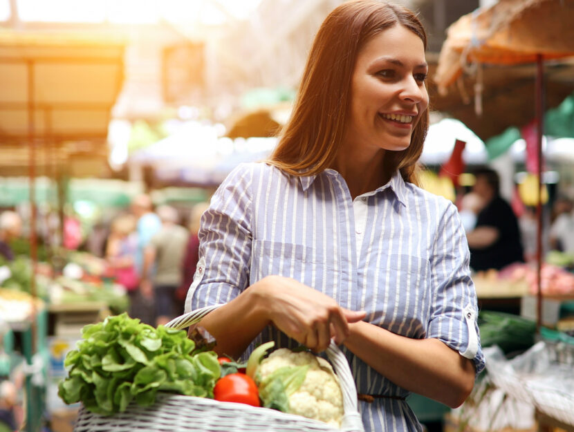 Ragazza spesa supermercato verdura