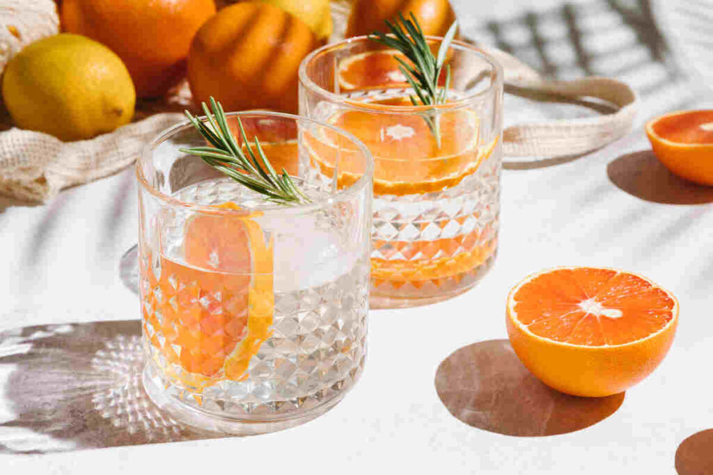 due bicchieri con acqua e fetta d'arancia
