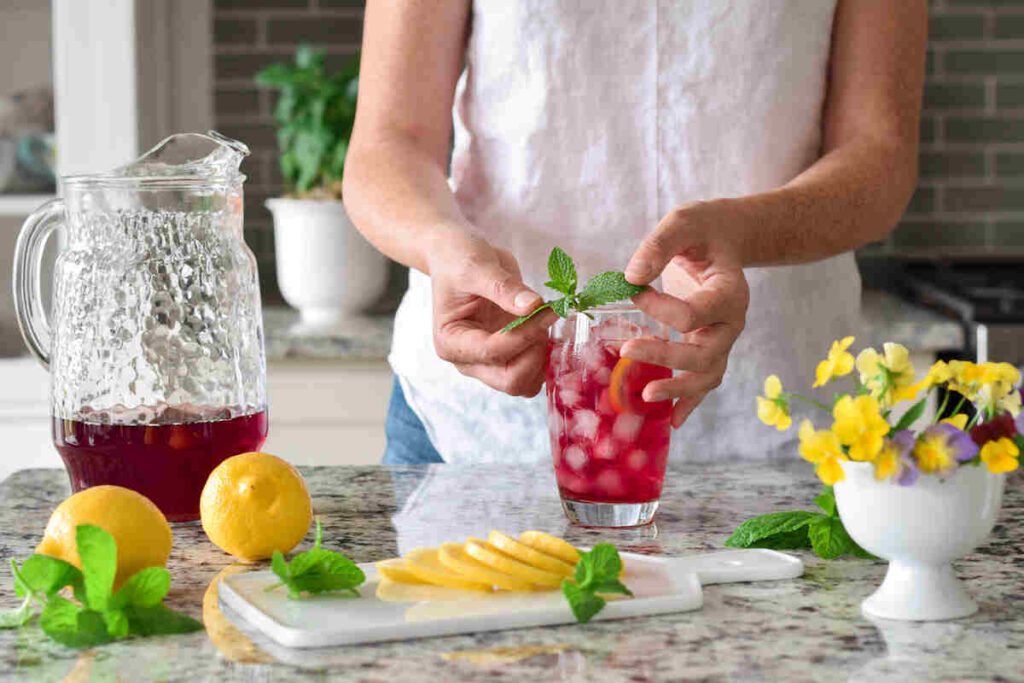 Donna che prepara bevanda fresca in cucina