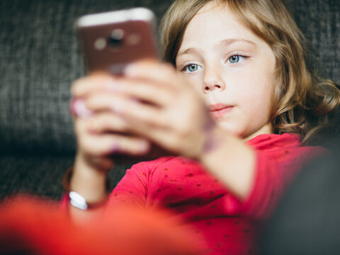 Quali effetti ha lo smartphone sul cervello dei bambini?