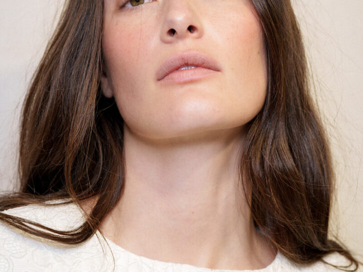 Castano scuro naturale: il segreto delle erbe tintorie per un colore intenso 