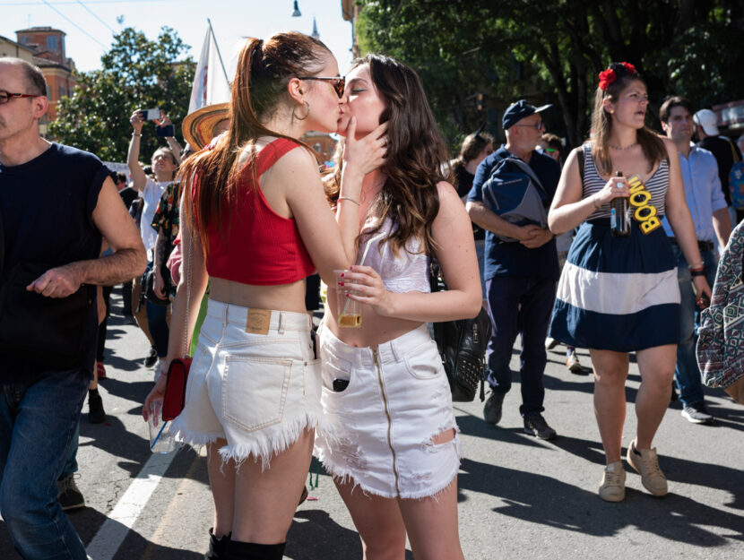 I baci del Gay Pride di Modena. Foto di Martina Lombezzi - Contrasto