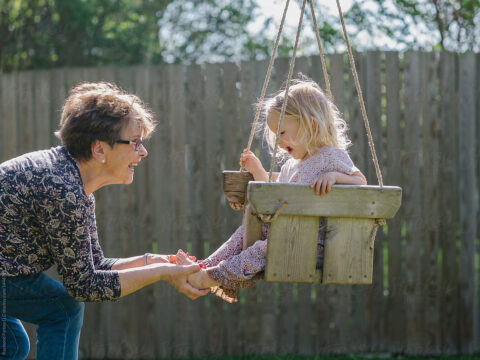 Bye bye babysitter, arrivano le nonne alla pari