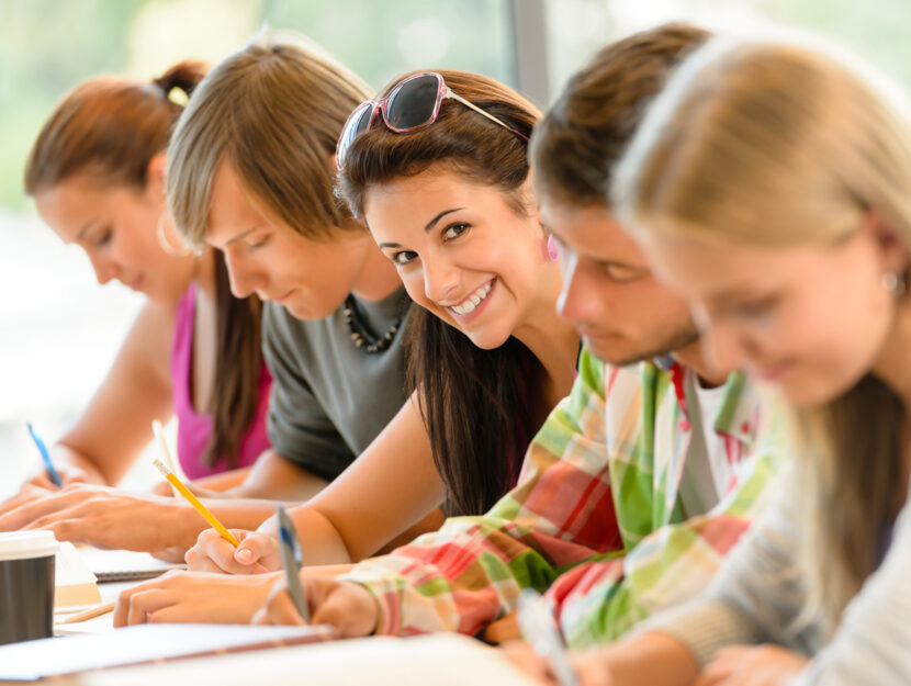 Ragazzi esame banco scuola