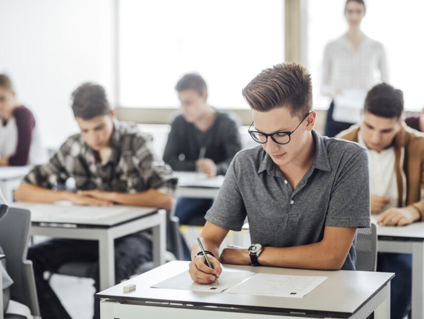 Studenti scuola esami banchi